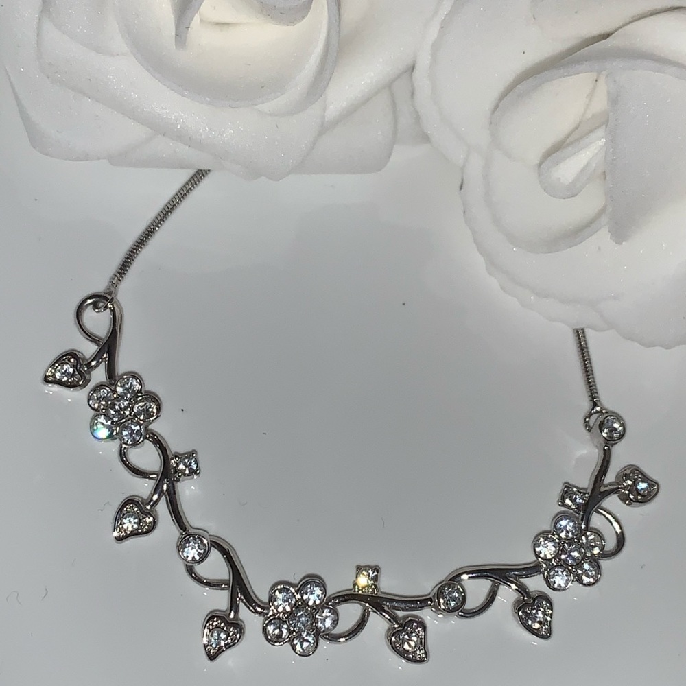 Sparkling crystal flower necklace